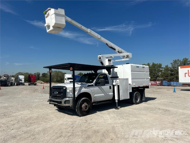 Ford F-550 Teherautóra szerelt emelők és állványok