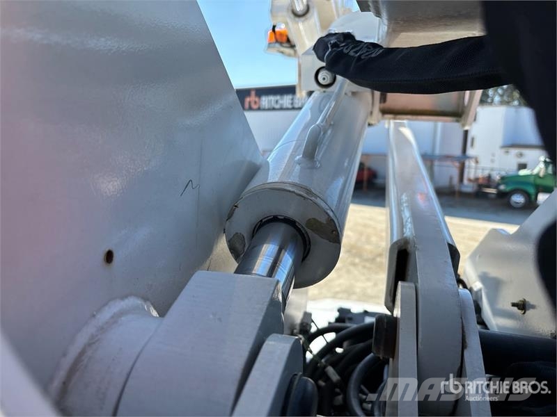 Ford F-550 Truck mounted platforms