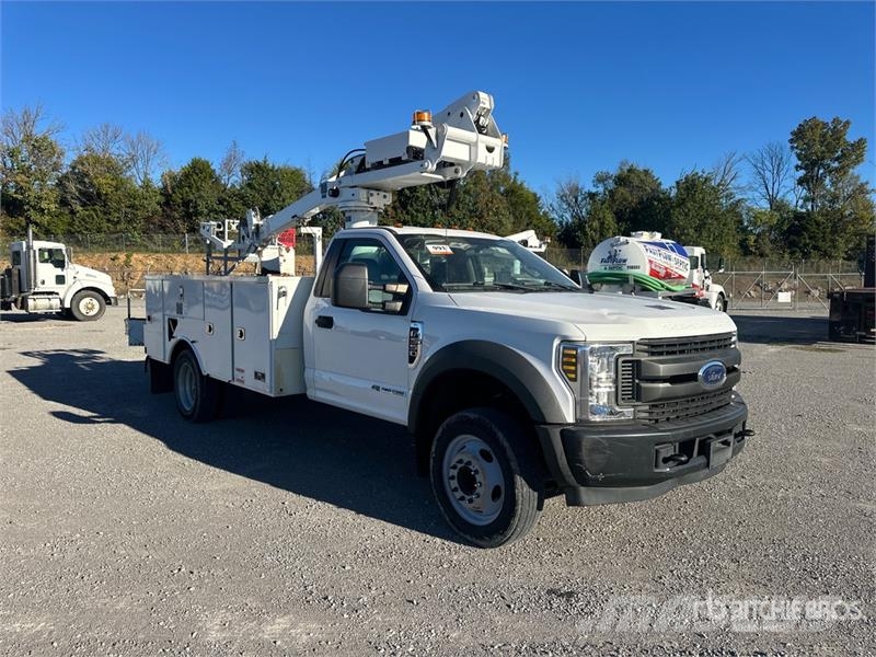 Ford F-550 卡車裝載高空作業車