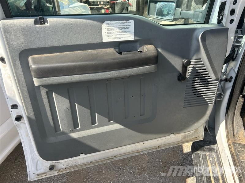 Ford F-550 Teherautóra szerelt emelők és állványok