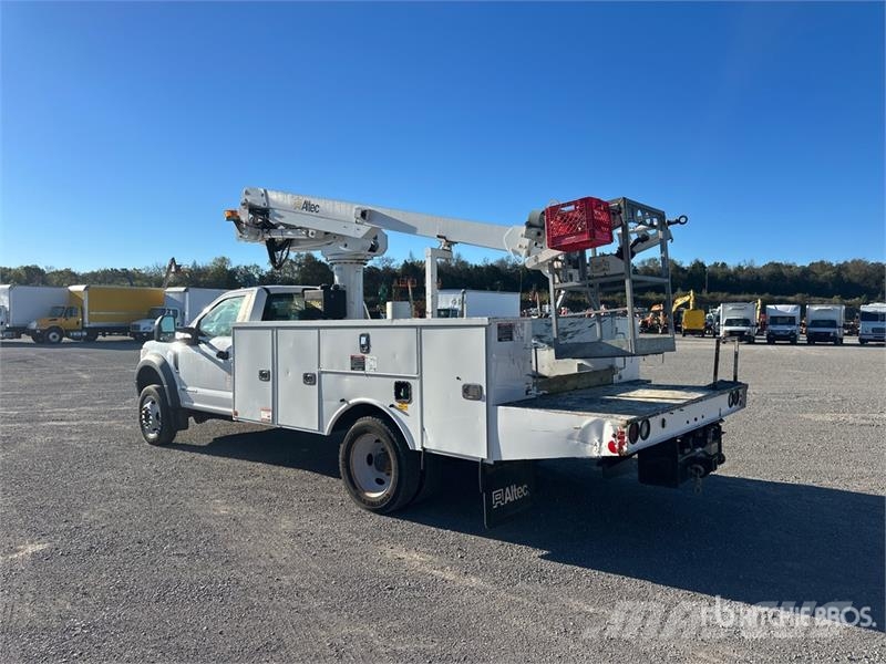 Ford F-550 卡車裝載高空作業車