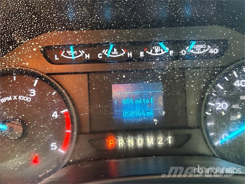 Ford F-550 卡車裝載高空作業車