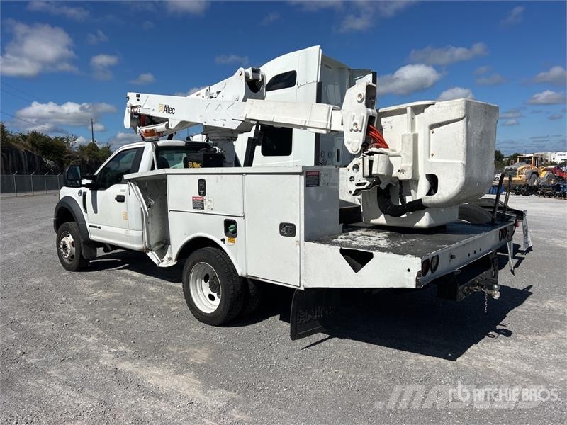 Ford F-550 Plataformas aéreas montadas em caminhão