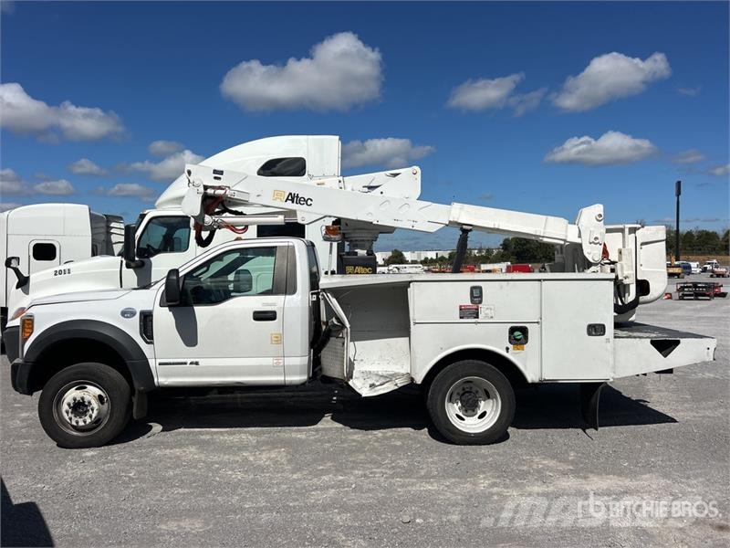 Ford F-550 Plataformas aéreas montadas em caminhão