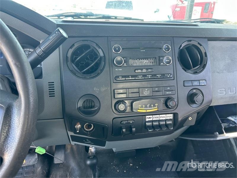 Ford F-550 Teherautóra szerelt emelők és állványok