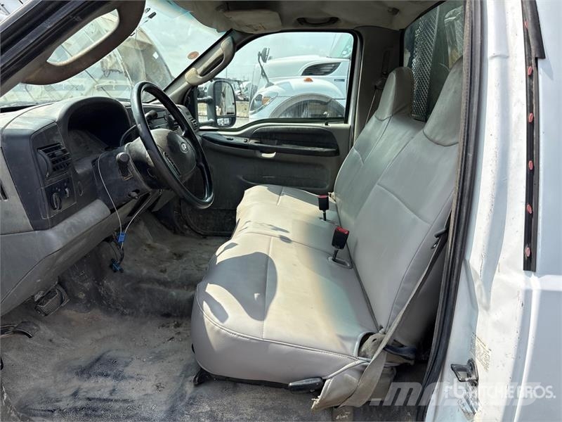 Ford F-550 Camion con sponde ribaltabili