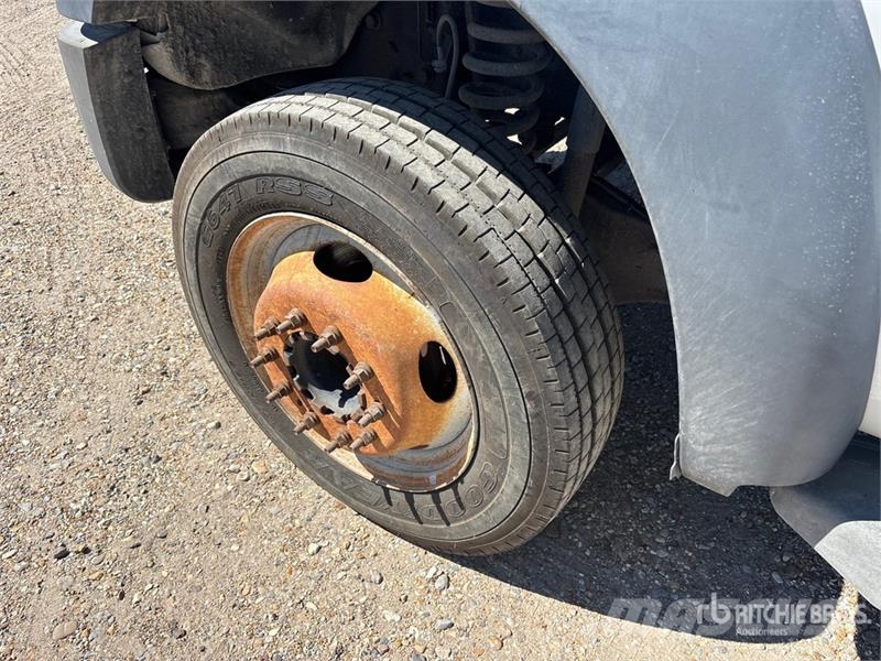 Ford F-550 Platformas/izkraušana no sāniem