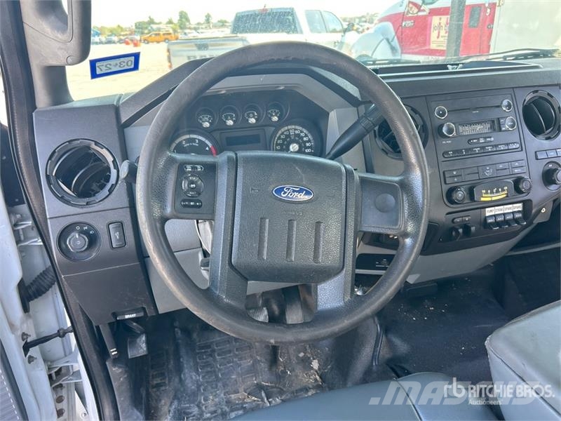 Ford F-550 Teherautóra szerelt emelők és állványok
