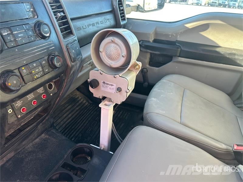 Ford F-550 卡車裝載高空作業車