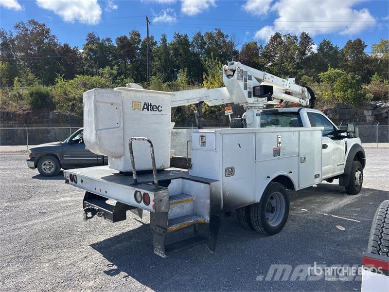 Ford F-550 Plataformas aéreas montadas em caminhão