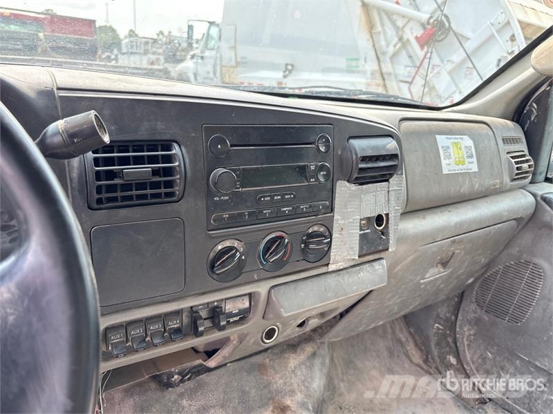 Ford F-550 Camion con sponde ribaltabili