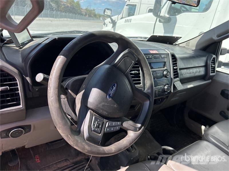 Ford F-550 Plataformas aéreas montadas em caminhão