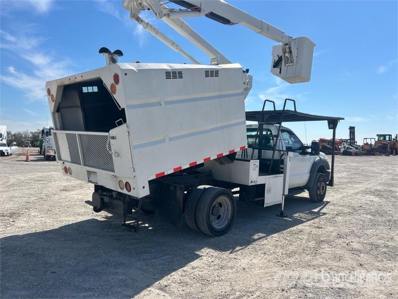 Ford F-550 Teherautóra szerelt emelők és állványok
