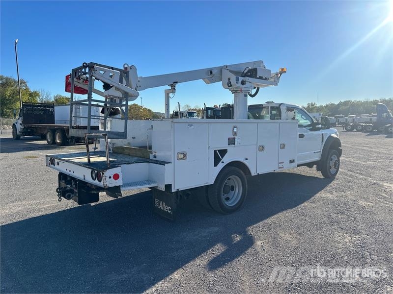 Ford F-550 卡車裝載高空作業車