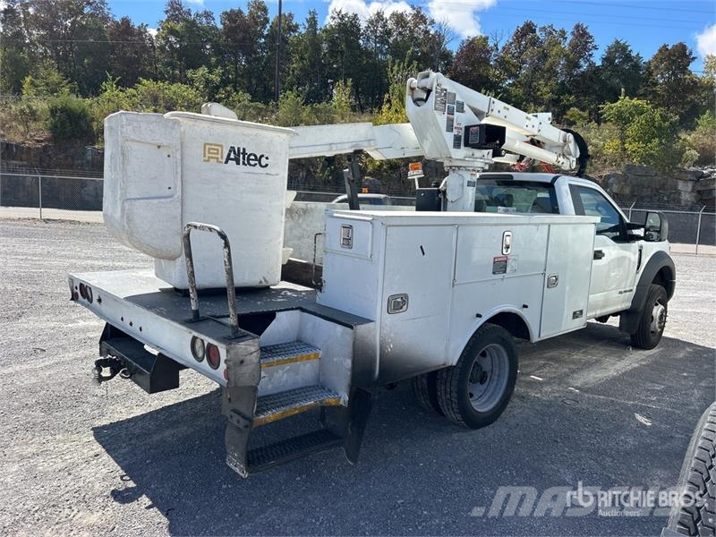 Ford F-550 Plataformas aéreas montadas em caminhão