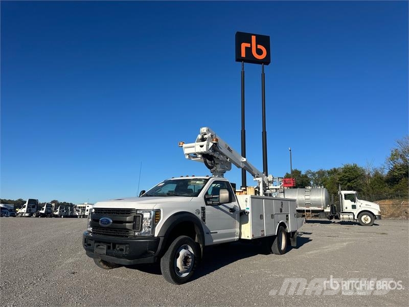 Ford F-550 卡車裝載高空作業車