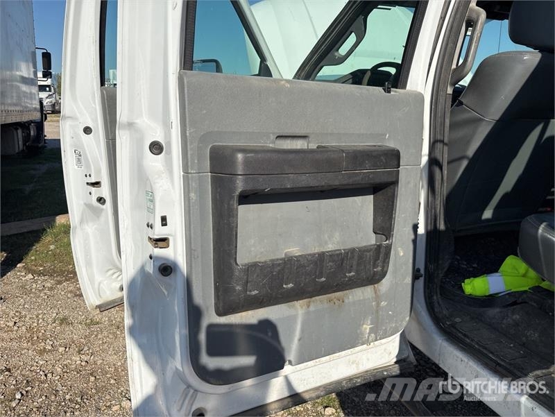 Ford F-550 4x2 Crew Cab Utility Truck (Inoperable) 픽업/드롭사이드