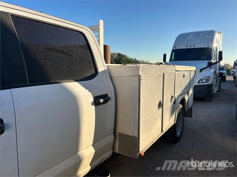 Ford F-550 4x2 Crew Cab Utility Truck Caja abierta/laterales abatibles