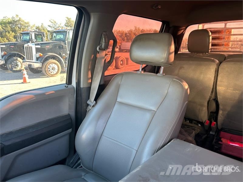 Ford F-550 4x2 Crew Cab Utility Truck Caja abierta/laterales abatibles