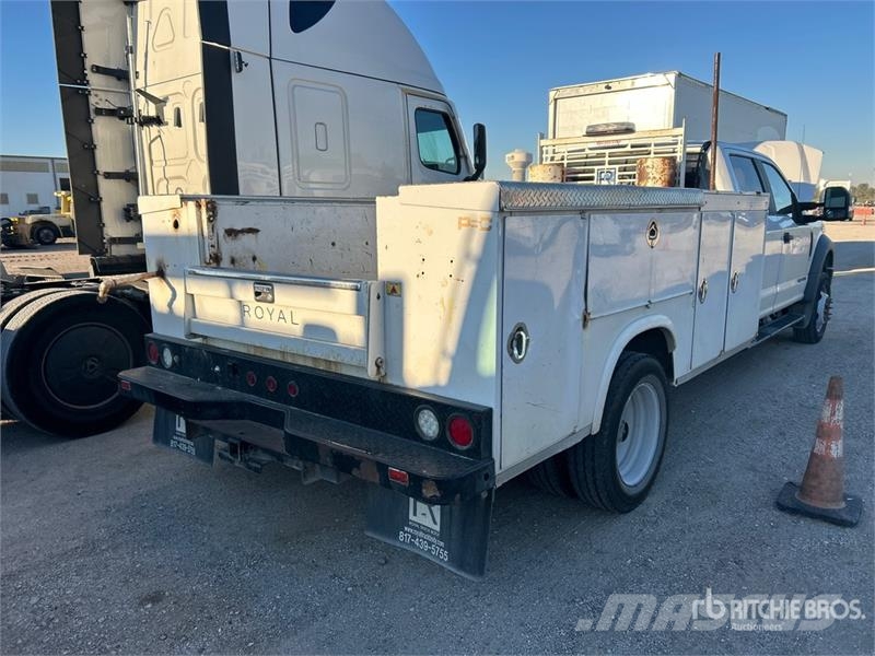 Ford F-550 4x2 Crew Cab Utility Truck Caja abierta/laterales abatibles