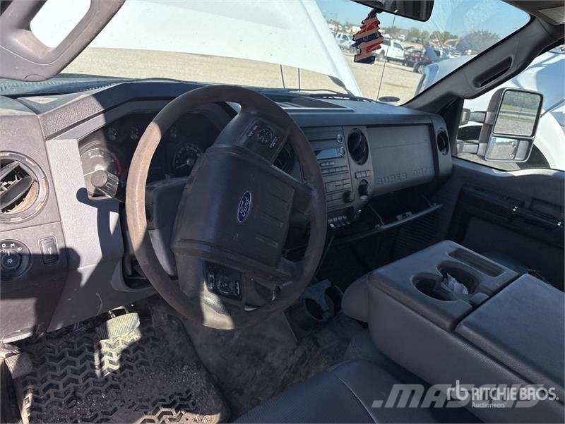 Ford F-550 4x2 Crew Cab Utility Truck (Inoperable) 픽업/드롭사이드
