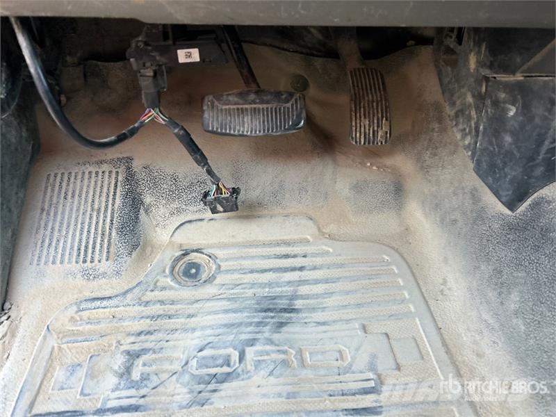 Ford F-550 4x2 Crew Cab Utility Truck Caja abierta/laterales abatibles