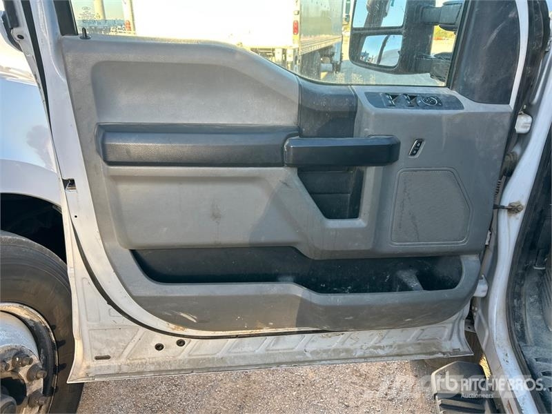 Ford F-550 4x2 Crew Cab Utility Truck Caja abierta/laterales abatibles