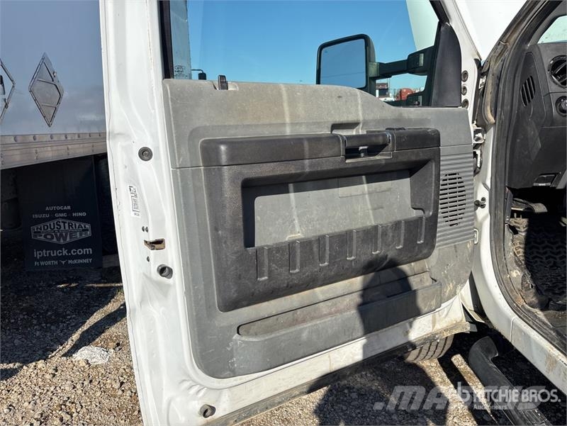 Ford F-550 4x2 Crew Cab Utility Truck (Inoperable) 픽업/드롭사이드