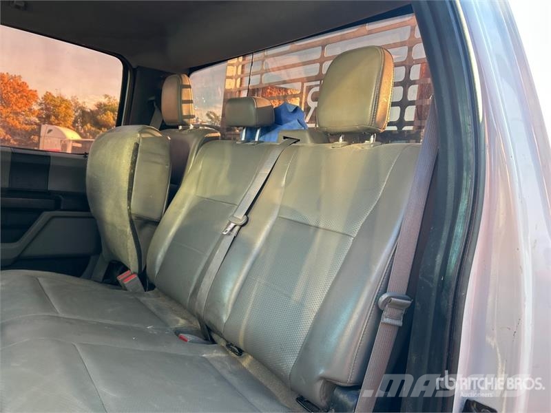Ford F-550 4x2 Crew Cab Utility Truck Caja abierta/laterales abatibles