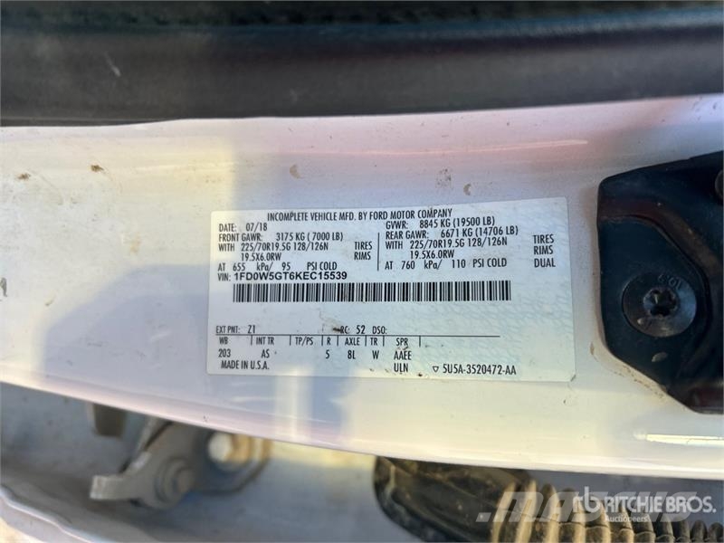 Ford F-550 4x2 Crew Cab Utility Truck Caja abierta/laterales abatibles