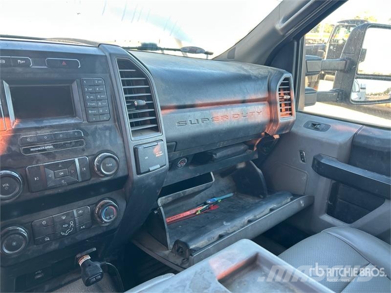 Ford F-550 4x2 Crew Cab Utility Truck Caja abierta/laterales abatibles