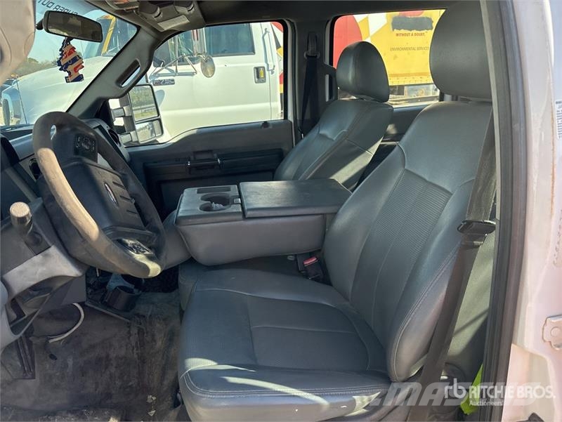 Ford F-550 4x2 Crew Cab Utility Truck (Inoperable) 픽업/드롭사이드