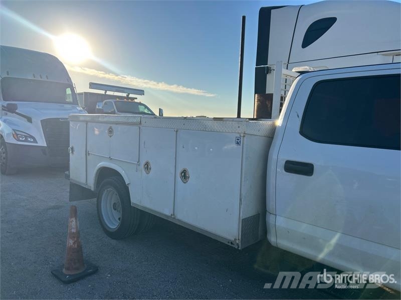 Ford F-550 4x2 Crew Cab Utility Truck Caja abierta/laterales abatibles