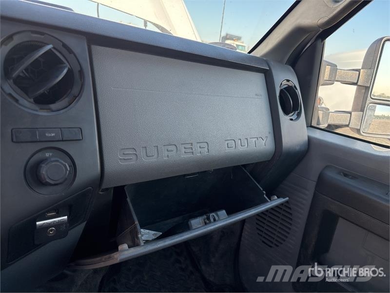 Ford F-550 4x2 Crew Cab Utility Truck (Inoperable) 픽업/드롭사이드