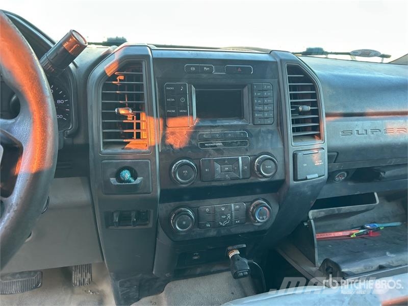 Ford F-550 4x2 Crew Cab Utility Truck Caja abierta/laterales abatibles