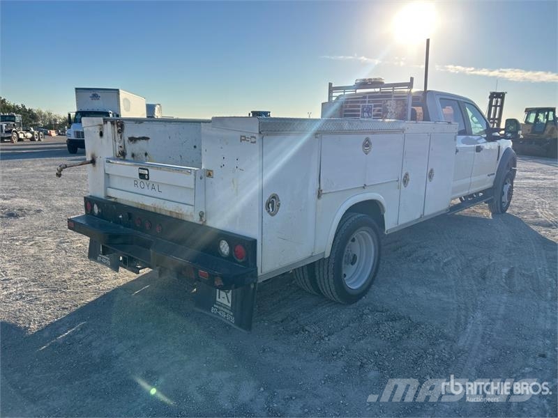 Ford F-550 4x2 Crew Cab Utility Truck Caja abierta/laterales abatibles