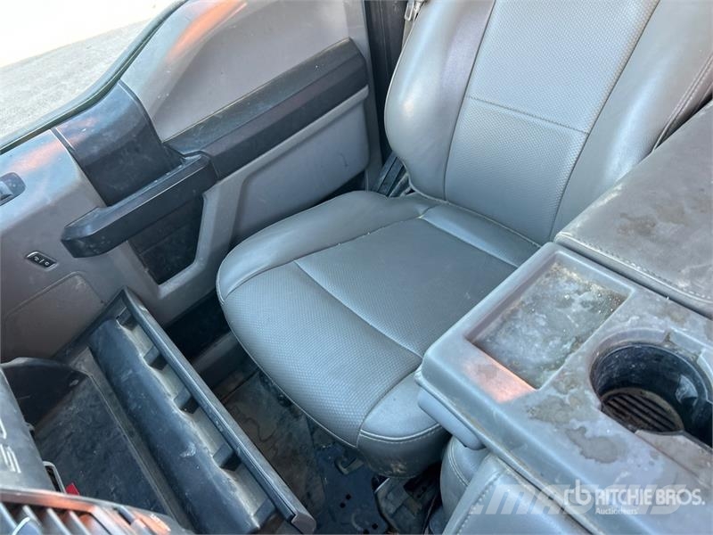 Ford F-550 4x2 Crew Cab Utility Truck Caja abierta/laterales abatibles