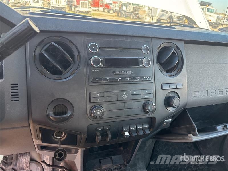Ford F-550 4x2 Crew Cab Utility Truck (Inoperable) 픽업/드롭사이드
