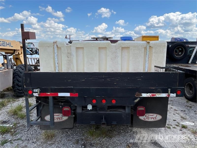 Ford F-550 4x2 Crew Cab Flatbed Water Truck (Inoperable Otros camiones