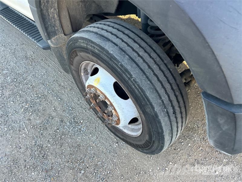 Ford F-550 4x2 Crew Cab Utility Truck Caja abierta/laterales abatibles