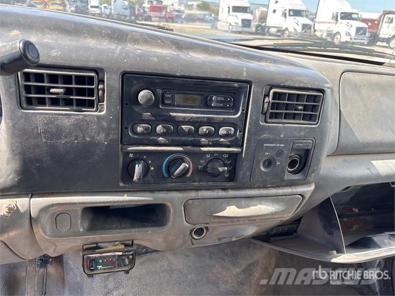Ford F-550 4x2 Flatbed Truck (Inoperable) Flatbed / Dropside trucks