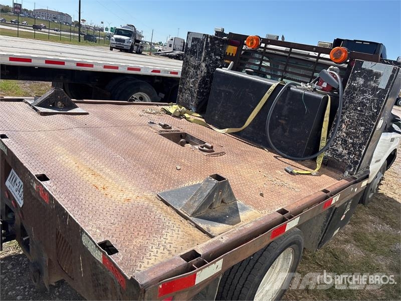 Ford F-550 4x2 Flatbed Truck (Inoperable) Flatbed / Dropside trucks
