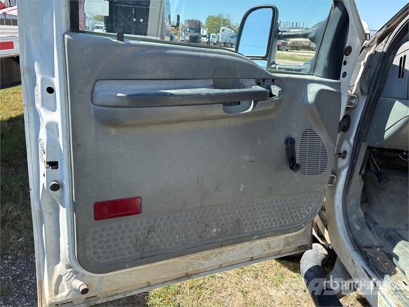 Ford F-550 4x2 Flatbed Truck (Inoperable) Flatbed / Dropside trucks