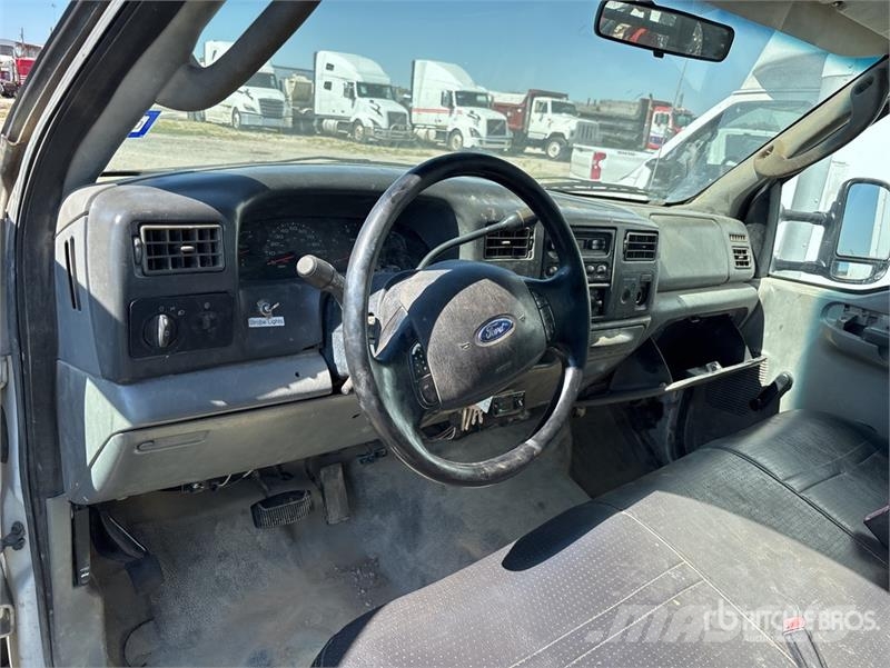 Ford F-550 4x2 Flatbed Truck (Inoperable) Flatbed / Dropside trucks