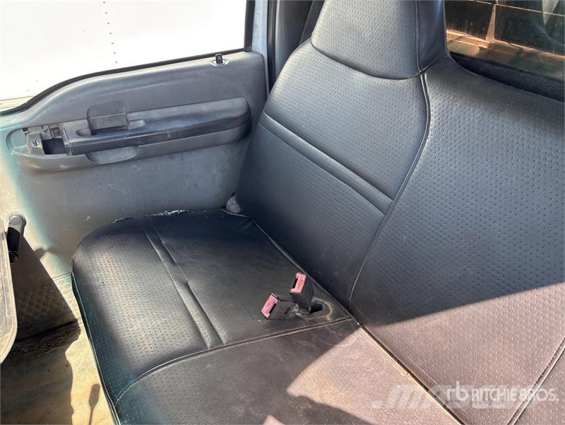 Ford F-550 4x2 Flatbed Truck (Inoperable) Flatbed / Dropside trucks