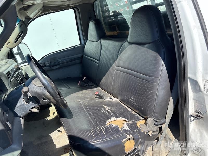 Ford F-550 4x2 Flatbed Truck (Inoperable) Flatbed / Dropside trucks