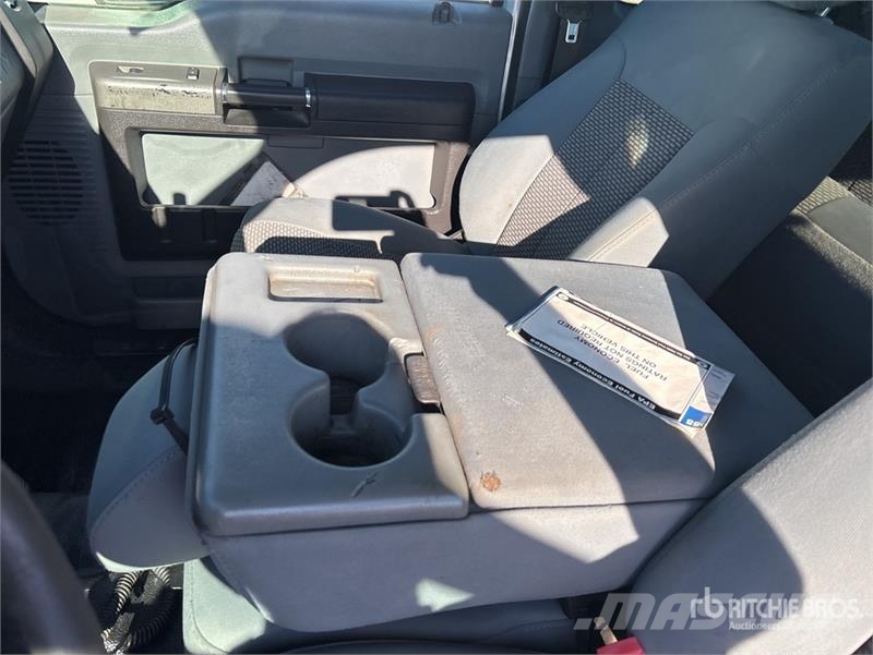 Ford F-550 4x4 Cab and Chassis (Inoperable) Cabines