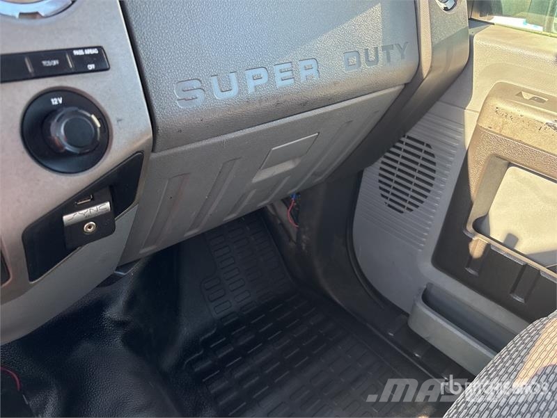 Ford F-550 4x4 Cab and Chassis (Inoperable) Cabines