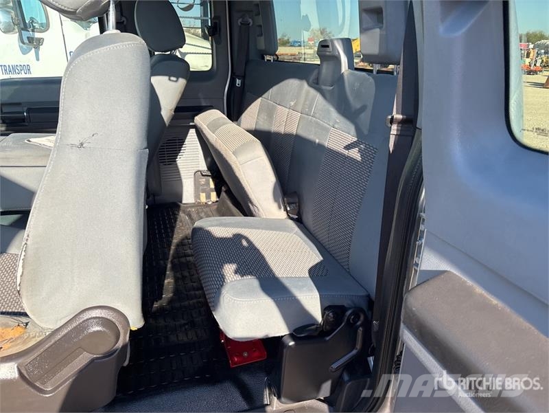 Ford F-550 4x4 Cab and Chassis (Inoperable) Cabines