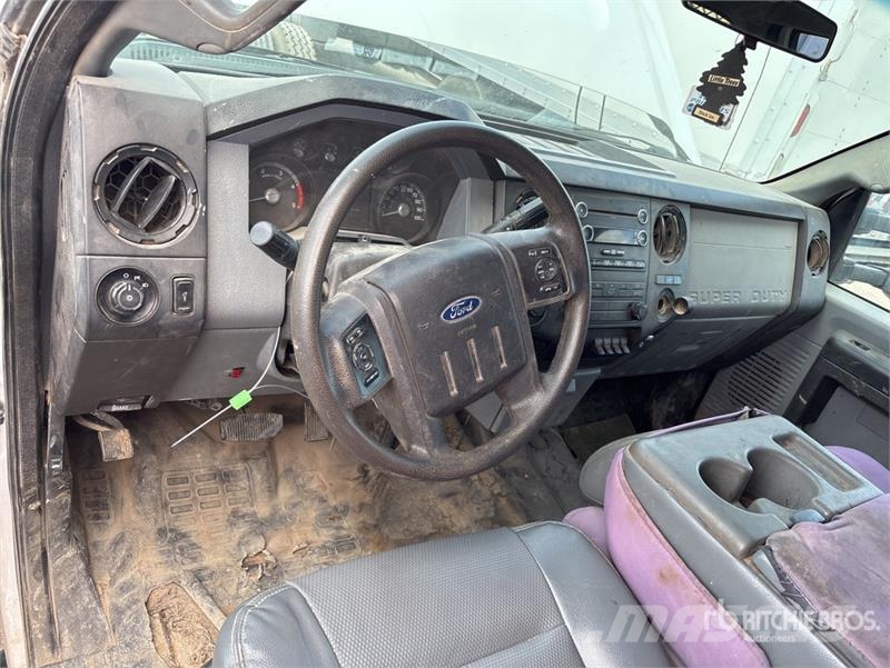 Ford F-550 4x4 Crew Cab Flatbed Truck شاحنات مسطحة/مفصلية الجوانب